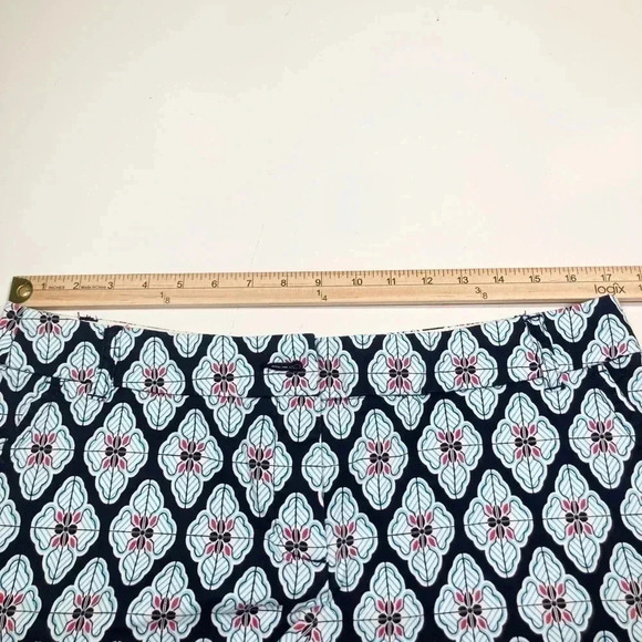 Crown & Ivy Shorts Navy Floral Flat Front Cotton Shorts Women’s Size 12 P - Picture 9 of 11